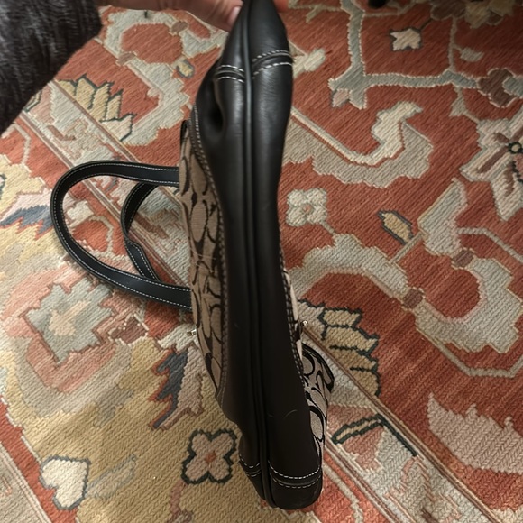 Coach purse zipper on the top, with big Cs cloth sides with leather bottom - Picture 5 of 5